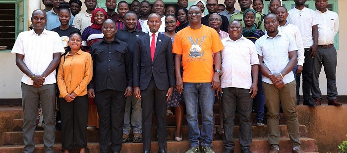 Mkuu wa Wilaya ya Handeni Mh. Albert Msando (mwenye tai nyekundu) akiwa kwenye picha ya pamoja na Kamati ya Ulinzi na Usalama ya Wilaya, Wataalamu kutoka Tume na Halmashauri . Kushoto kwa Mkuu wa Wilaya ni Mkurugenzi Mkuu wa Tume, Prof. Wakuru Magigi.